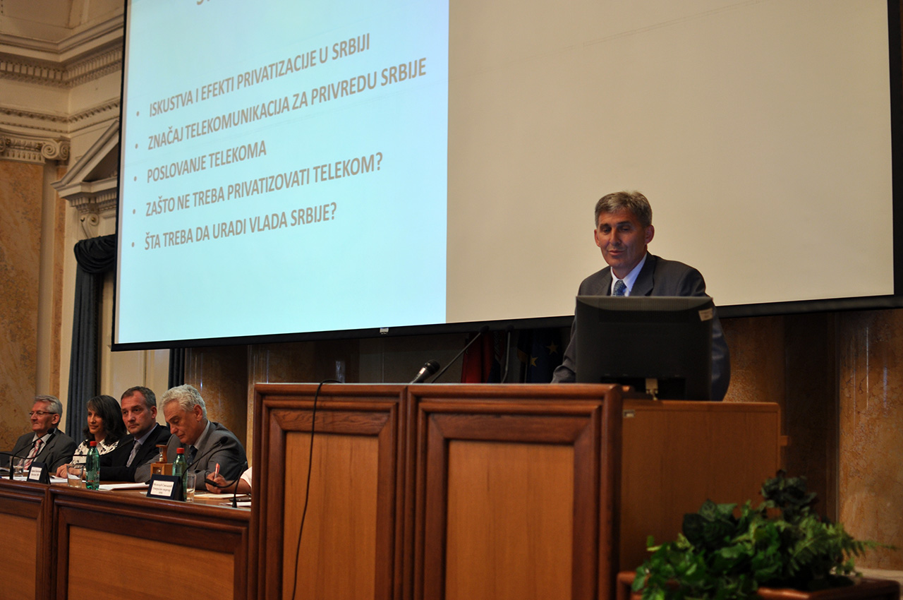 Уводничар проф. др Љубодраг Савић