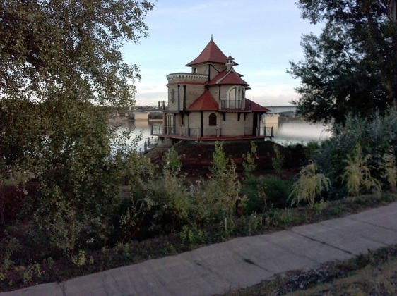 Кућа на насутом терену унутар корита за  велику воду